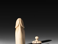 A carved sperm whale ivory phallic snuff box, late 19thc, l 13 cm - afbeelding 3 van  5