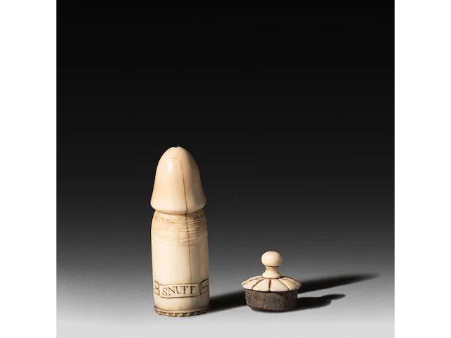 A carved sperm whale ivory phallic snuff box, late 19thc, l 13 cm - afbeelding 4 van  5