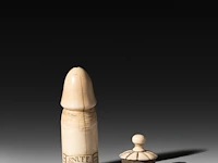 A carved sperm whale ivory phallic snuff box, late 19thc, l 13 cm - afbeelding 4 van  5