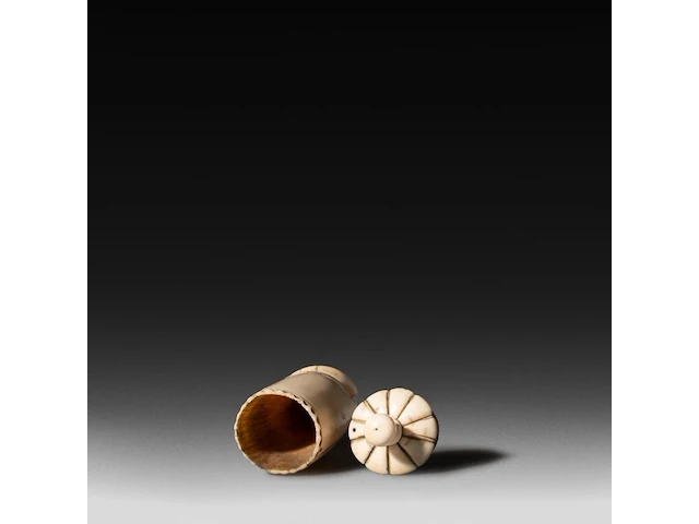A carved sperm whale ivory phallic snuff box, late 19thc, l 13 cm - afbeelding 5 van  5