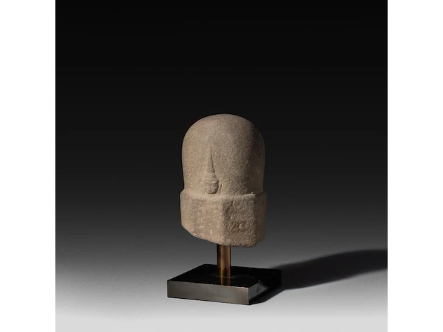 A carved stone lingam, khmer, cambodia, 8thc 20 x 12 cm. (7.87 x 4.71 in.) - afbeelding 1 van  4