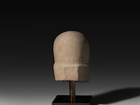 A carved stone lingam, khmer, cambodia, 8thc 20 x 12 cm. (7.87 x 4.71 in.) - afbeelding 2 van  4
