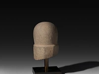 A carved stone lingam, khmer, cambodia, 8thc 20 x 12 cm. (7.87 x 4.71 in.) - afbeelding 3 van  4