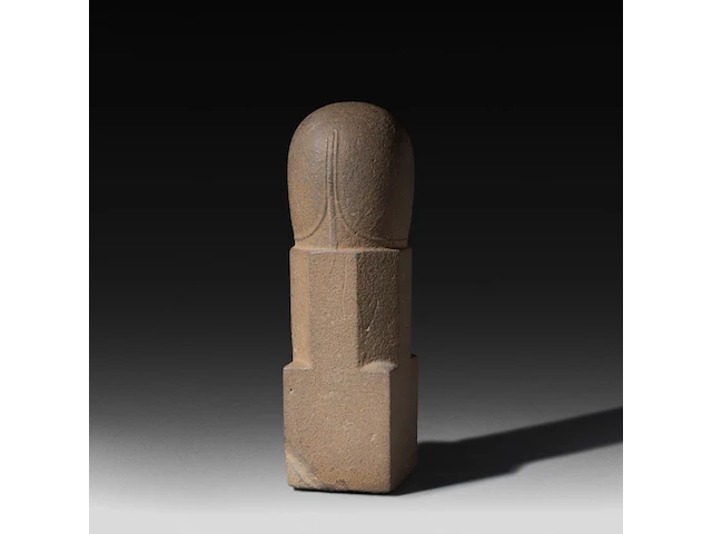 A carved stone lingam, khmer, cambodia, 9thc 38 cm. (14.96 in.) - afbeelding 1 van  4