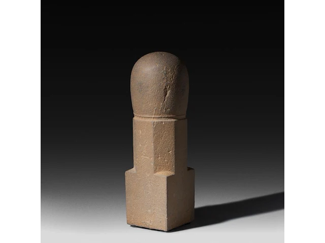 A carved stone lingam, khmer, cambodia, 9thc 38 cm. (14.96 in.) - afbeelding 2 van  4