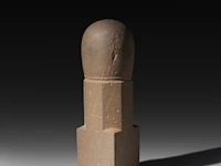 A carved stone lingam, khmer, cambodia, 9thc 38 cm. (14.96 in.) - afbeelding 2 van  4