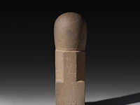 A carved stone lingam, khmer, cambodia, 9thc 38 cm. (14.96 in.) - afbeelding 3 van  4