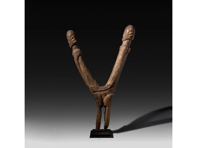 A carved wooden fertility statue of a couple having intercourse, lobi people, burkina faso 58 cm. (22.82 in.) - afbeelding 2 van  5