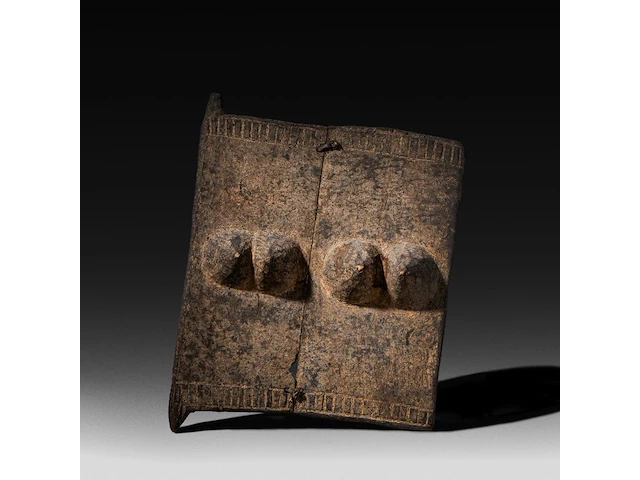 A carved wooden 'ge tanga' door decorated with two pairs of breasts, dogon people, mali 48 x 38 cm. (18.89 x 14.96 in.) - afbeelding 1 van  2