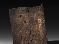 A carved wooden 'ge tanga' door decorated with two pairs of breasts, dogon people, mali 48 x 38 cm. (18.89 x 14.96 in.) - afbeelding 2 van  2