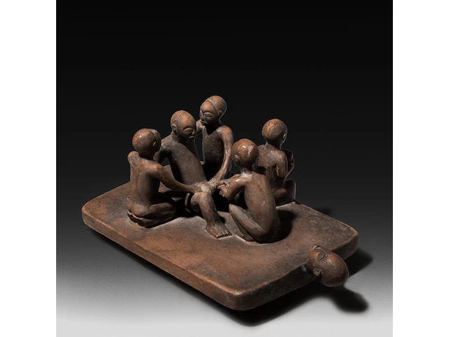 A carved wooden group depicting a circumcision ritual, luba people, r.d. congo, 20thc 10 x 23 cm. (3.94 x 9.06 in.) - afbeelding 1 van  4