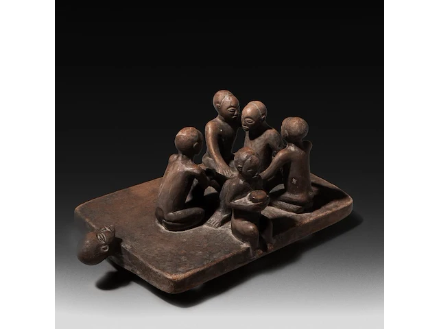 A carved wooden group depicting a circumcision ritual, luba people, r.d. congo, 20thc 10 x 23 cm. (3.94 x 9.06 in.) - afbeelding 2 van  4
