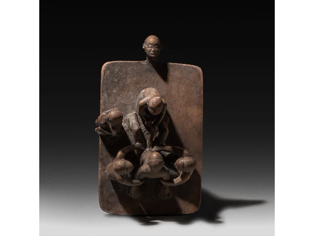 A carved wooden group depicting a circumcision ritual, luba people, r.d. congo, 20thc 10 x 23 cm. (3.94 x 9.06 in.) - afbeelding 3 van  4