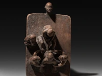 A carved wooden group depicting a circumcision ritual, luba people, r.d. congo, 20thc 10 x 23 cm. (3.94 x 9.06 in.) - afbeelding 3 van  4