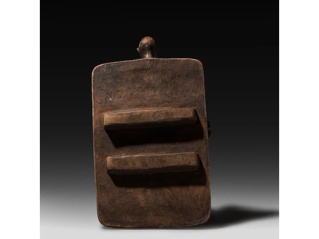 A carved wooden group depicting a circumcision ritual, luba people, r.d. congo, 20thc 10 x 23 cm. (3.94 x 9.06 in.) - afbeelding 4 van  4