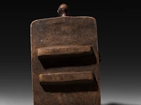 A carved wooden group depicting a circumcision ritual, luba people, r.d. congo, 20thc 10 x 23 cm. (3.94 x 9.06 in.) - afbeelding 4 van  4