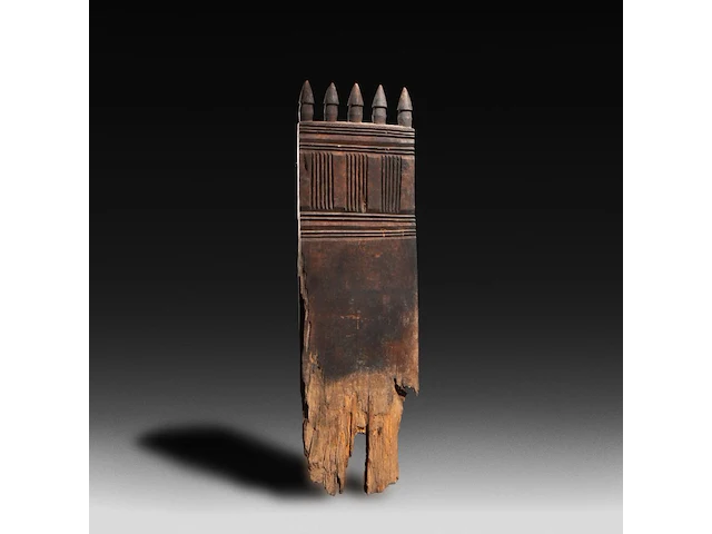 A carved wooden traditional door with five phalli on top, gurage people, ethiopia 122 x 32 cm. (48.03 x 12.59 in.) - afbeelding 1 van  5