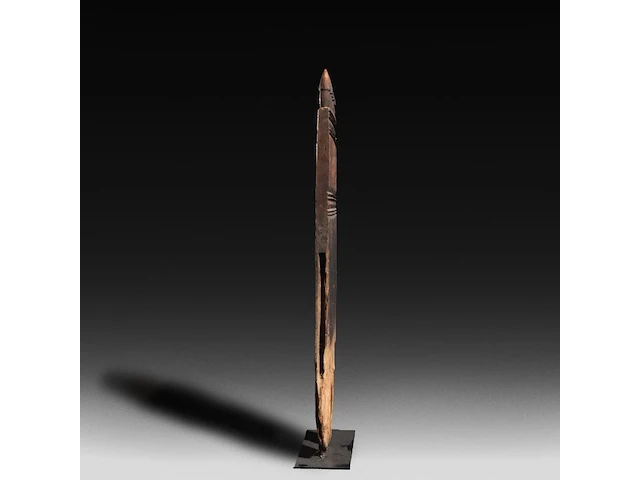 A carved wooden traditional door with five phalli on top, gurage people, ethiopia 122 x 32 cm. (48.03 x 12.59 in.) - afbeelding 2 van  5