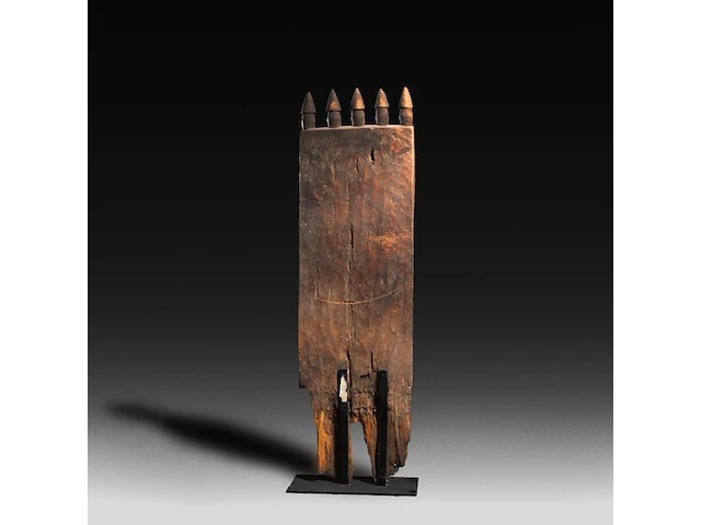 A carved wooden traditional door with five phalli on top, gurage people, ethiopia 122 x 32 cm. (48.03 x 12.59 in.) - afbeelding 3 van  5
