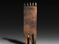 A carved wooden traditional door with five phalli on top, gurage people, ethiopia 122 x 32 cm. (48.03 x 12.59 in.) - afbeelding 3 van  5