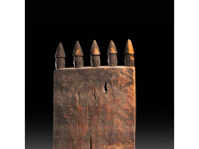 A carved wooden traditional door with five phalli on top, gurage people, ethiopia 122 x 32 cm. (48.03 x 12.59 in.) - afbeelding 4 van  5