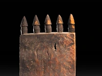 A carved wooden traditional door with five phalli on top, gurage people, ethiopia 122 x 32 cm. (48.03 x 12.59 in.) - afbeelding 4 van  5