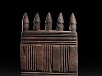 A carved wooden traditional door with five phalli on top, gurage people, ethiopia 122 x 32 cm. (48.03 x 12.59 in.) - afbeelding 5 van  5