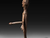 A carved wooden tribal puppet with an erection, zunu people, d.r. congo 58.5 cm. (23.03 in.) - afbeelding 2 van  5