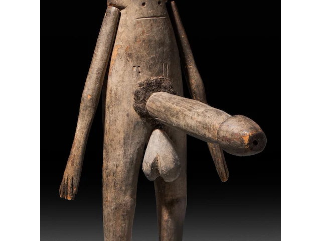 A carved wooden tribal puppet with an erection, zunu people, d.r. congo 58.5 cm. (23.03 in.) - afbeelding 4 van  5