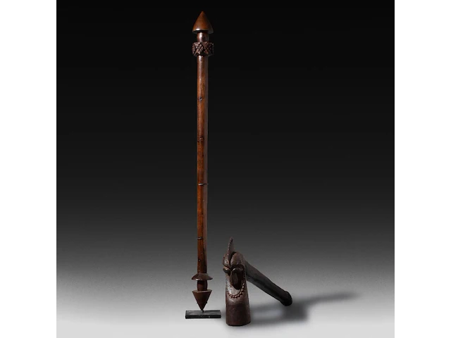 A carved wooden vanuatu tribal club, with two phallic ends, and a matching vanuatu pig killer 82 cm. (32.28 in.) - afbeelding 1 van  6