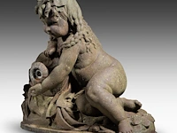 A cast-iron garden fountain sculpture of a girl with a jug 62 x 65 cm. (24.41 x 25.58 in.) - afbeelding 2 van  8