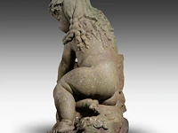 A cast-iron garden fountain sculpture of a girl with a jug 62 x 65 cm. (24.41 x 25.58 in.) - afbeelding 3 van  8