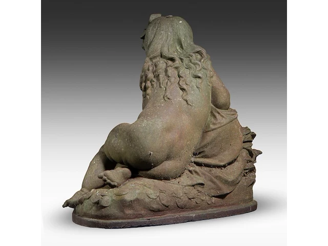 A cast-iron garden fountain sculpture of a girl with a jug 62 x 65 cm. (24.41 x 25.58 in.) - afbeelding 4 van  8