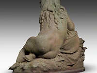 A cast-iron garden fountain sculpture of a girl with a jug 62 x 65 cm. (24.41 x 25.58 in.) - afbeelding 4 van  8