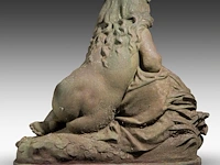 A cast-iron garden fountain sculpture of a girl with a jug 62 x 65 cm. (24.41 x 25.58 in.) - afbeelding 5 van  8