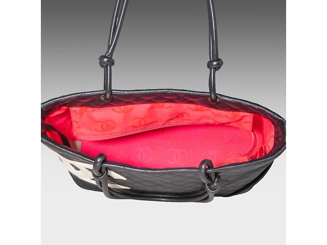 A chanel 'cambon ligne' tote bag and a chanel 'caviar' wallet - afbeelding 2 van  17