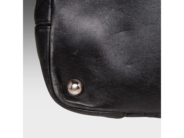 A chanel 'cambon ligne' tote bag and a chanel 'caviar' wallet - afbeelding 9 van  17