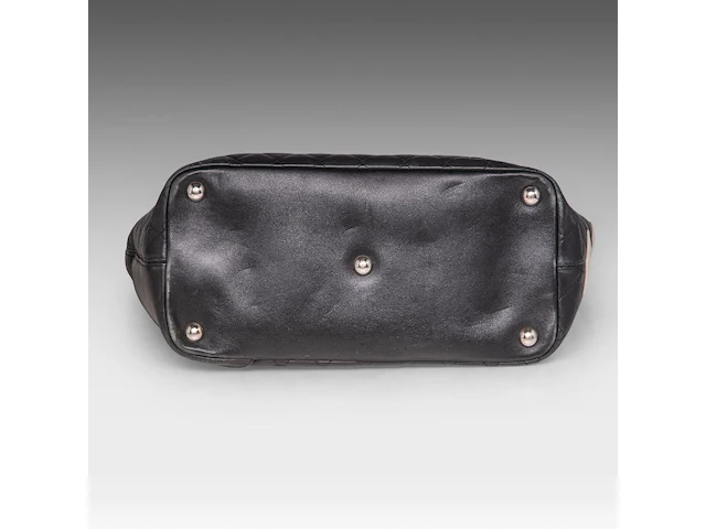 A chanel 'cambon ligne' tote bag and a chanel 'caviar' wallet - afbeelding 17 van  17