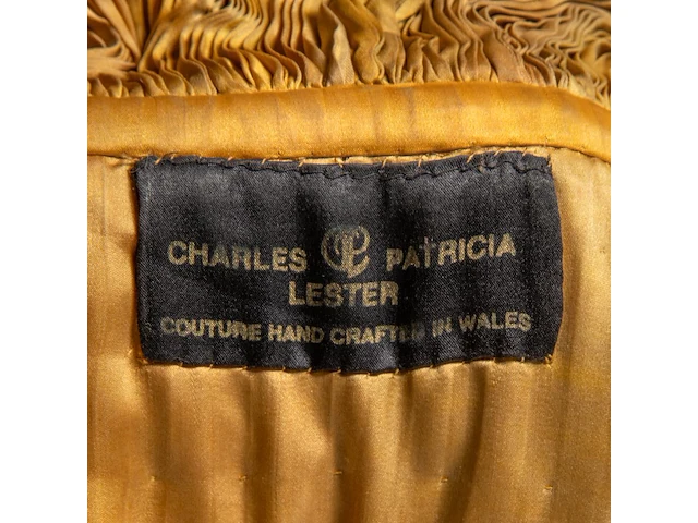 A charles and patricia lester haute couture gold coat in pleated silk - afbeelding 12 van  14