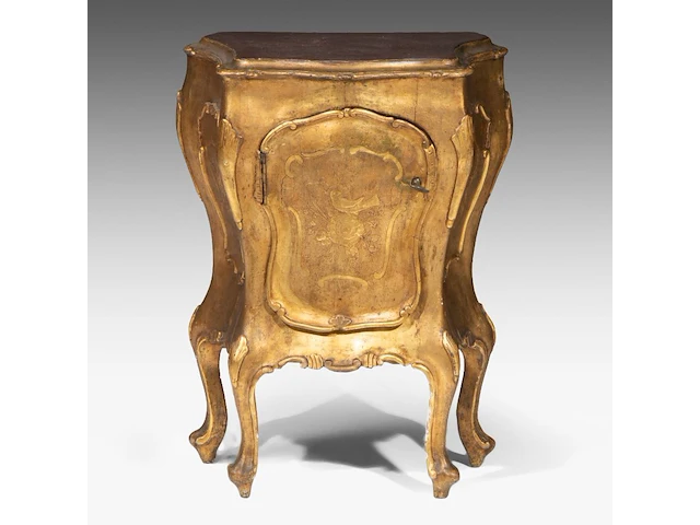 A charming venetian rococo giltwood cabinet, mid 18thc 77 x 58 x 37 cm. (30.30 x 22.82 x 14.57 in.) - afbeelding 1 van  6