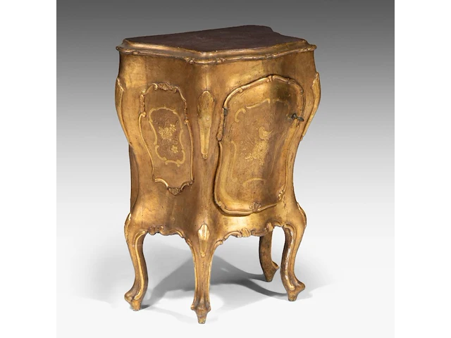 A charming venetian rococo giltwood cabinet, mid 18thc 77 x 58 x 37 cm. (30.30 x 22.82 x 14.57 in.) - afbeelding 2 van  6