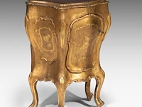 A charming venetian rococo giltwood cabinet, mid 18thc 77 x 58 x 37 cm. (30.30 x 22.82 x 14.57 in.) - afbeelding 2 van  6