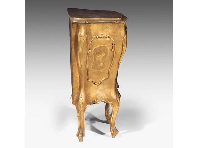A charming venetian rococo giltwood cabinet, mid 18thc 77 x 58 x 37 cm. (30.30 x 22.82 x 14.57 in.) - afbeelding 3 van  6