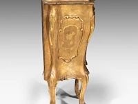 A charming venetian rococo giltwood cabinet, mid 18thc 77 x 58 x 37 cm. (30.30 x 22.82 x 14.57 in.) - afbeelding 3 van  6