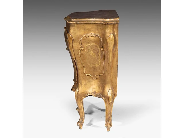 A charming venetian rococo giltwood cabinet, mid 18thc 77 x 58 x 37 cm. (30.30 x 22.82 x 14.57 in.) - afbeelding 5 van  6