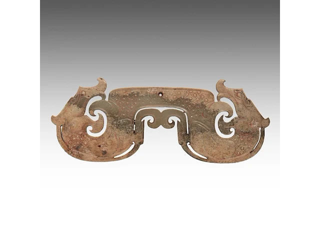 A chinese archaic jade 'double dragon' pendant, late warring states period - early western han dynasty, l 12,3 cm - afbeelding 1 van  4