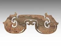 A chinese archaic jade 'double dragon' pendant, late warring states period - early western han dynasty, l 12,3 cm