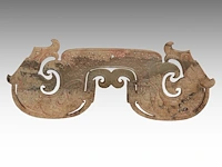 A chinese archaic jade 'double dragon' pendant, late warring states period - early western han dynasty, l 12,3 cm - afbeelding 2 van  4