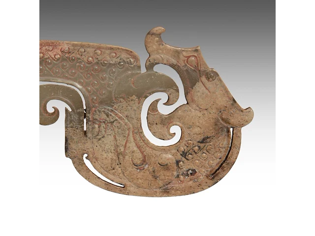 A chinese archaic jade 'double dragon' pendant, late warring states period - early western han dynasty, l 12,3 cm - afbeelding 3 van  4