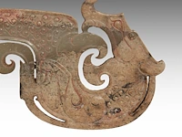 A chinese archaic jade 'double dragon' pendant, late warring states period - early western han dynasty, l 12,3 cm - afbeelding 3 van  4